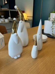 famille-lutins-ceramique-blanche-doree-decoration-noel